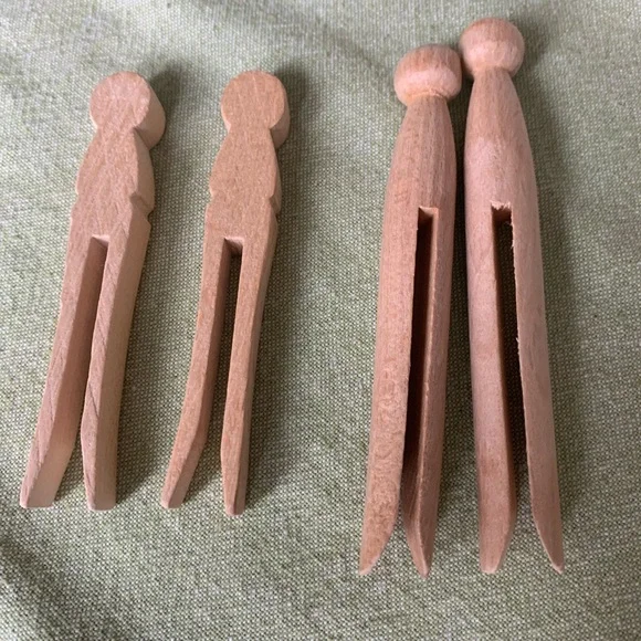 New vintage homemade clothesline bag w/ 100 new wood clips.